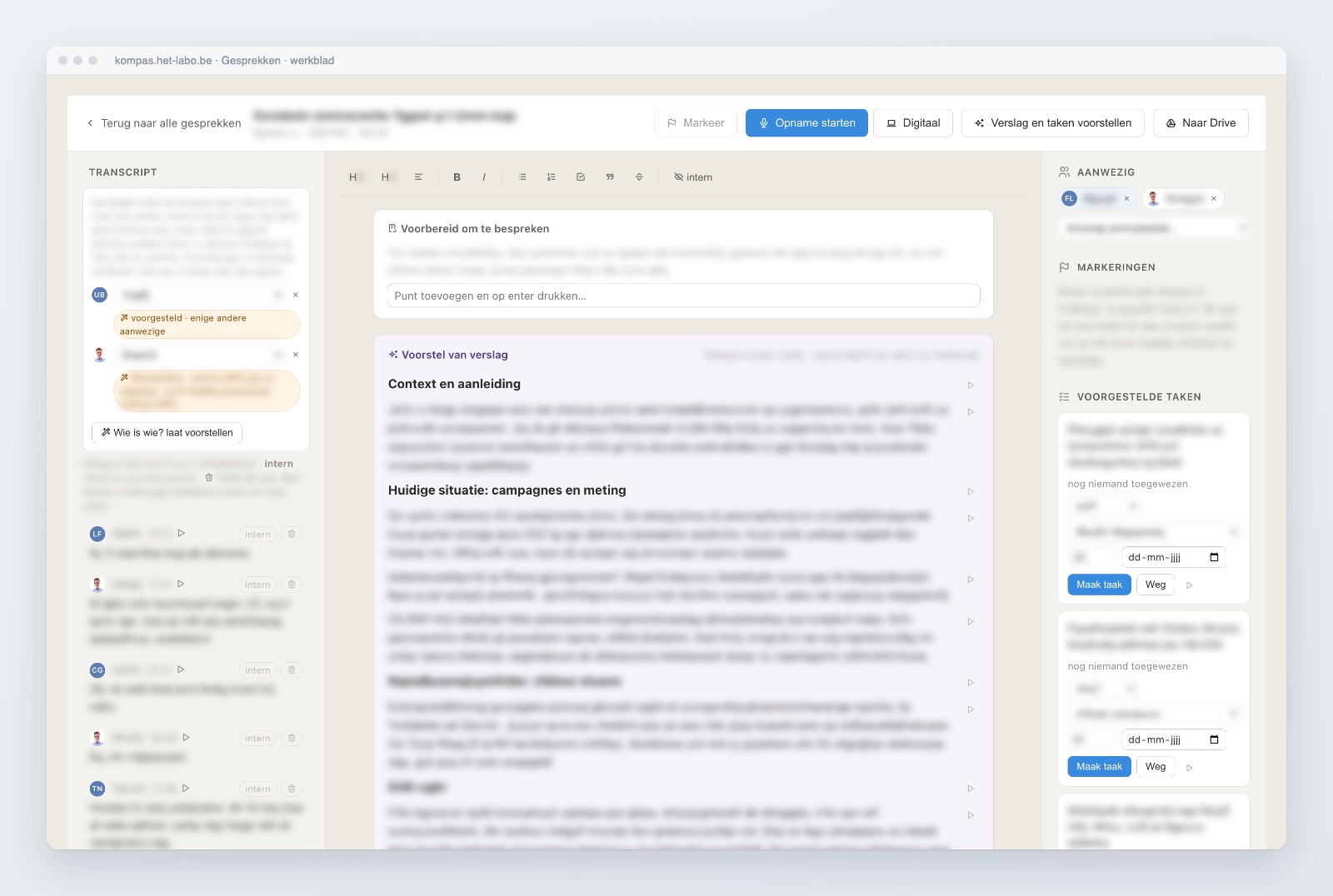 Het werkblad van een klantgesprek in Kompas met het transcript, een verslagvoorstel en taakvoorstellen, namen en inhoud onherkenbaar gemaakt